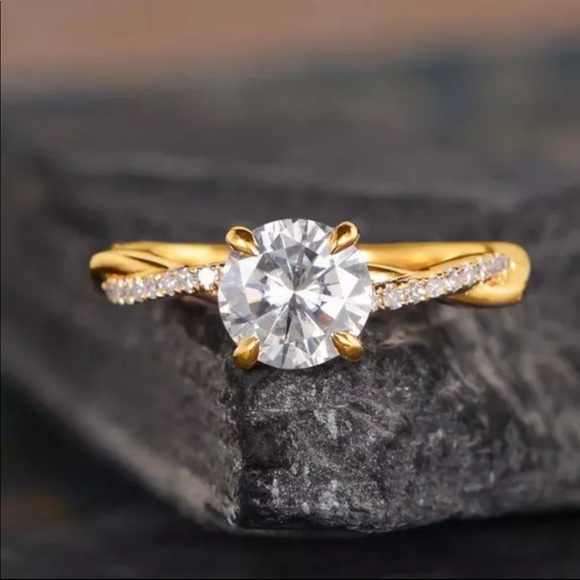 New Women’s Yellow Gold Diamond Beautiful Ring - Picture 2 of 5